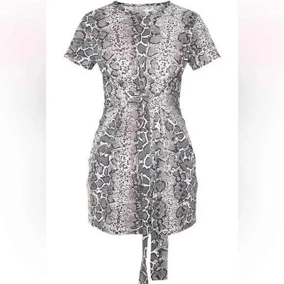 PrettyLittleThing Grey Snake Print Tie Waist T-Shirt Dress - Picture 5 of 10